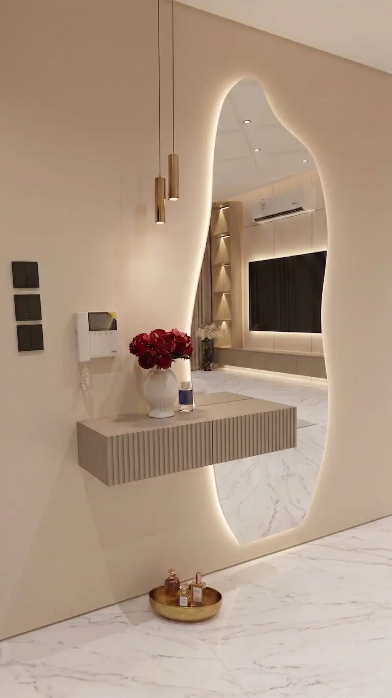 מראת סיוון עם שידה עם פסים בצבע סהרה